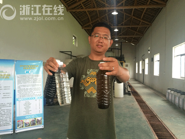 秦唐勇左手拿著沼氣原液,右手拿著處理后的中水和液體有機肥.gif 秦唐勇左手拿著沼氣原液,右手拿著處理后的中水和液體有機肥.gif